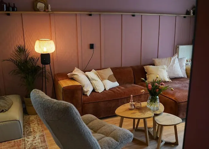 Het Warme Nest ノールトウェイケルハウト　